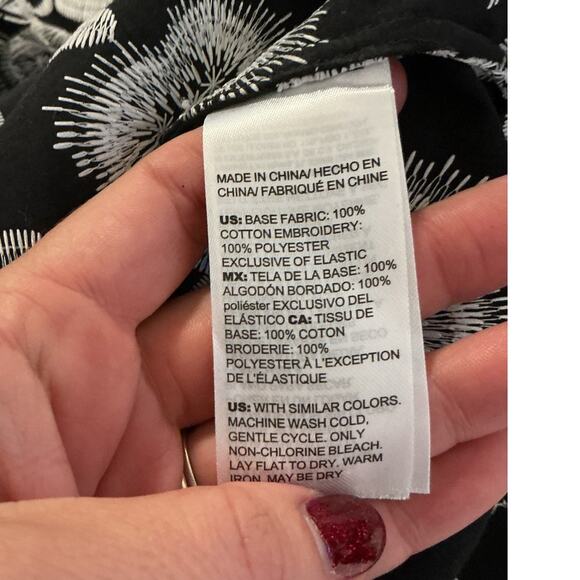 Chicos Womens Embroidered Button Up Shirt Size 2.5 L XL Black White Floral Boho - Picture 8 of 8